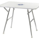 Struttura tubo alluminio anodizzato Ø 25 mm. Ripiano bianco con decoro, spessore 16 mm.