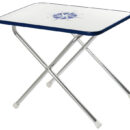 Struttura tubo alluminio anodizzato Ø 25 mm. Ripiano bianco con decoro, spessore 16 mm.