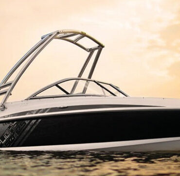 Adatto a barche superiori a 4,80 m e larghe 1,52/2,60 m.Include luce di via 360° (2NM/ COLREG 72). Sgancio rapido per essere abbattuto. Tubi diametro 64 mm.5 anni di garanzia. Possibilità di aggiungere diversi accessori.