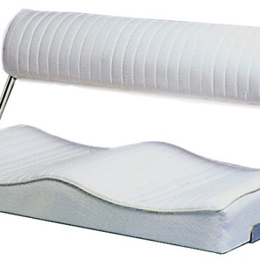 Rivestito in Skay bianco sovrapponibile a cassapanche, ghiacciaie e gavoni. Schienale ribaltabile che permette di usarlo sia fronte marcia che rivolti all’indietro.