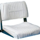 Realizzato in skay elastico bianco listellato con interno di moltopren e telaio in compensato marino. Cerniera in acciaio inox. E’ adatto sia per posto di guida sui cabinati, sia come sedile da panchetta per scafi aperti e gommoni.