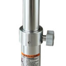 Fabbricate in alluminio anodizzato. La colonna si avvita sulla base con ingegnoso sistema "Thread lock" estremamente stabile. La base si fissa al pagliolo senza incasso, con una sporgenza di soli 20 mm.