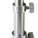 Fabbricate in alluminio anodizzato. La colonna si avvita sulla base con ingegnoso sistema "Thread lock" estremamente stabile. La base si fissa al pagliolo senza incasso, con una sporgenza di soli 20 mm.