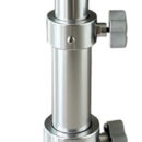 Senza base superiore, si incastra direttamente dell'alloggiamento dei tavoli 48.417.50/51/52.Fabbricate in alluminio anodizzato. La colonna si avvita sulla base con ingegnoso sistema "Thread lock" estremamente stabile. La base si fissa al pagliolo senza incasso, con una sporgenza di soli 20 mm.