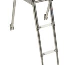 In acciaio inox AISI 316 lucidato a specchio. Piano di calpestio in Iroko. Completa di tubi di sostegno inferiore.