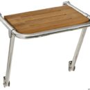 In acciaio inox AISI 316 lucidato a specchio. Piano di calpestio in Iroko. Completa di tubi di sostegno inferiore.