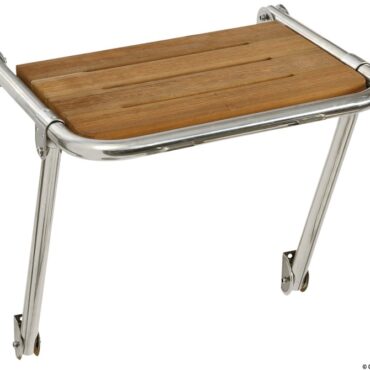 In acciaio inox AISI 316 lucidato a specchio. Piano di calpestio in Iroko. Completa di tubi di sostegno inferiore.