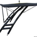 Si montano istantaneamente sui tubi superiori delle Towers. Ripiegabili, non ingombrano sugli accessori installati.Tessuto Sunbrella® nero UV resistente (10 anni di garanzia sul tessuto) e tubi in allumino anodizzato con accessori neri.