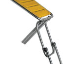 In acciaio inox, Il grigliato é realizzato in Iroko.