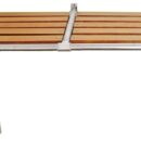 In tubo inox AISI 316 Ø 25 mm lucidato, con giunti di fissaggio snodati. Piano di calpestio in Iroko.