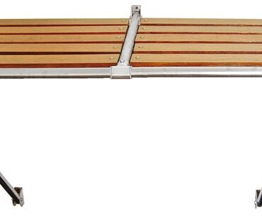 In tubo inox AISI 316 Ø 25 mm lucidato, con giunti di fissaggio snodati. Piano di calpestio in Iroko.