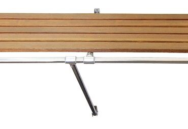 In tubo inox AISI 316 Ø 25 mm lucidato, con giunti di fissaggio snodati. Piano di calpestio in Iroko.