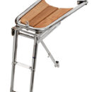 In acciaio inox AISI 316 lucidato a specchio con grigliato in vero teak. Puntone di sostegno regolabile.