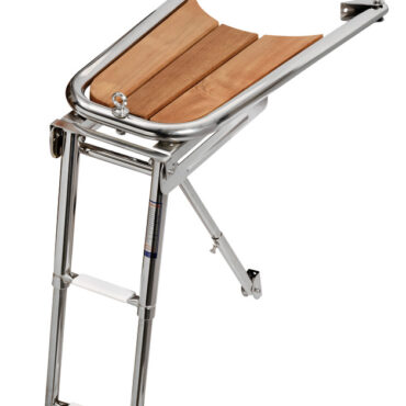 In acciaio inox AISI 316 lucidato a specchio con grigliato in vero teak. Puntone di sostegno regolabile.