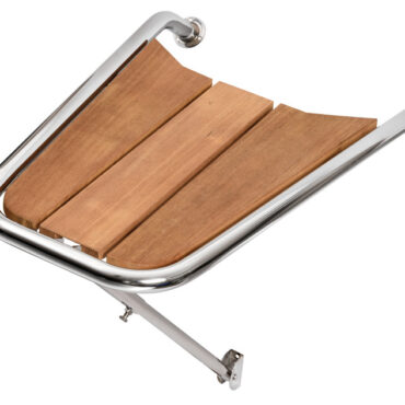 In acciaio inox AISI 316 lucidato a specchio con grigliato in vero teak. Puntone di sostegno regolabile.