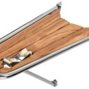 In acciaio inox AISI 316 lucidato a specchio con grigliato in vero teak. Puntone di sostegno regolabile.