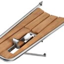 Versione heavy duty con alloggiamento per musone regolabile per ancore fino a 20 kg (accolti tutti i tipi più comuni) e attacco regolabile per gennaker/Code-0.Predisposta per inserire nella parte inferiore una scaletta telescopica.Costruzione in acciaio inox AISI 316 lucidato + grigliato in teak.