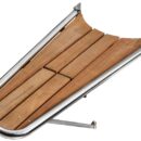 Versione heavy duty con alloggiamento per musone regolabile per ancore fino a 20 kg (accolti tutti i tipi più comuni) e attacco regolabile per gennaker/Code-0.Predisposta per inserire nella parte inferiore una scaletta telescopica.Costruzione in acciaio inox AISI 316 lucidato + grigliato in teak.