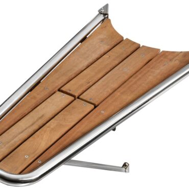 Versione heavy duty con alloggiamento per musone regolabile per ancore fino a 20 kg (accolti tutti i tipi più comuni) e attacco regolabile per gennaker/Code-0.Predisposta per inserire nella parte inferiore una scaletta telescopica.Costruzione in acciaio inox AISI 316 lucidato + grigliato in teak.