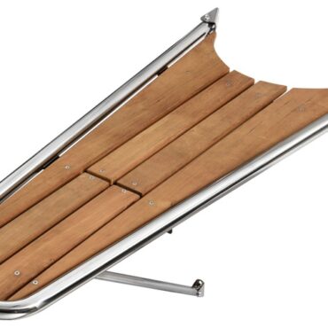 Versione heavy duty con alloggiamento per musone regolabile per ancore fino a 20 kg (accolti tutti i tipi più comuni) e attacco regolabile per gennaker/Code-0.Predisposta per inserire nella parte inferiore una scaletta telescopica.Costruzione in acciaio inox AISI 316 lucidato + grigliato in teak.