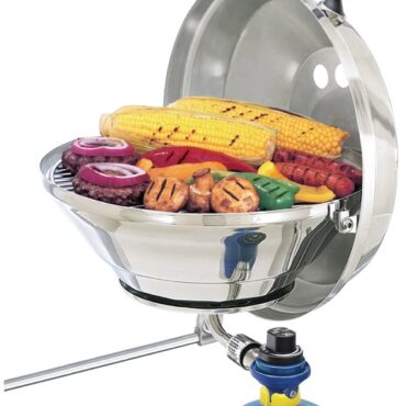 Completo di regolatore di pressione per bombole CAMPING GAZ di alluminio (CV270/470). Fabbricato in acciaio inox lucidato con griglia radiante in acciaio inox.Tutti i componenti sono collegati tra loro per evitare cadute in mare. Coperchio posizionabile come paravento.