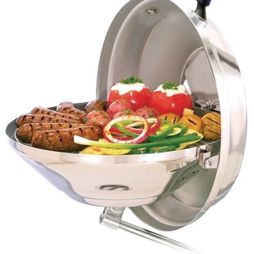 Modello in acciaio inox lucidato. Tutti i componenti sono collegati tra loro per evitare cadute in mare. Coperchio posizionabile come paravento.