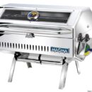 Modello in acciaio inox lucidato. Alimentazione a gas con bombole Camping Gaz. Completi di supporti pieghevoli che permettono di usarlo a terra in area PIC-NIC. Gli schermi incorporati nel sistema di grigliatura sono anti-fiamma, anti-esplosione e rendono uniforme su tutta la superficie il calore di cottura. Accensione elettronica. Completo di regolatore di pressione per bombole Camping Gaz di alluminio (CV270/470).Accensione piezoelettrica + termometro.