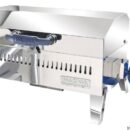 Completamente in acciaio inox lucidato. Area grill 46x23 cm. Completo di supporti pieghevoli che permettono di usarlo anche a terra in area pic-nic. Usa bombole Camping Gaz (CV270/470).