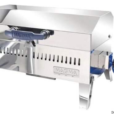 Completamente in acciaio inox lucidato. Area grill 46x23 cm. Completo di supporti pieghevoli che permettono di usarlo anche a terra in area pic-nic. Usa bombole Camping Gaz (CV270/470).