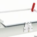 Utile per tagliare il pesce o la carne. Il materiale con cui è fabbricato é inodore, infrangibile, resistente UV e non assorbe l’odore dei cibi su di esso lavorati. E' fornito completo di cerniere in acciaio inox sfilabili a baionetta, per poterlo installare o togliere in pochi istanti dal trincarino. Completo di porta utensili.