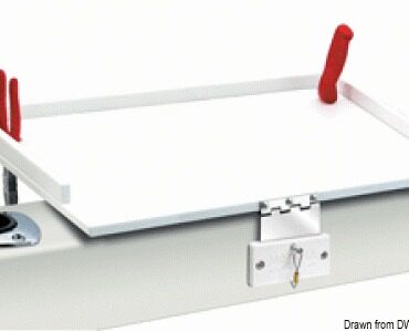 Utile per tagliare il pesce o la carne. Il materiale con cui è fabbricato é inodore, infrangibile, resistente UV e non assorbe l’odore dei cibi su di esso lavorati. E' fornito completo di cerniere in acciaio inox sfilabili a baionetta, per poterlo installare o togliere in pochi istanti dal trincarino. Completo di porta utensili.