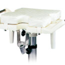 In polietilene bianco, completa di maniglie di presa laterali in acciaio inox, due portacanne laterali semibasculanti, un portacanne centrale basculante in alluminio. Predisposta per essere montata sui piedi sedile del nostro catalogo. Viene realizzata industrialmente per avere un prodotto di ottima qualità ad un prezzo molto contenuto. Fornita senza colonna e senza cuscino.