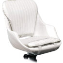 In polietilene rotazionale bianco, completa di cuscini smontabili. Predisposta per piedi presenti nel nostro catalogo. Complete di 8 inserti filettati in ottone per fissaggio colonne e slitte.