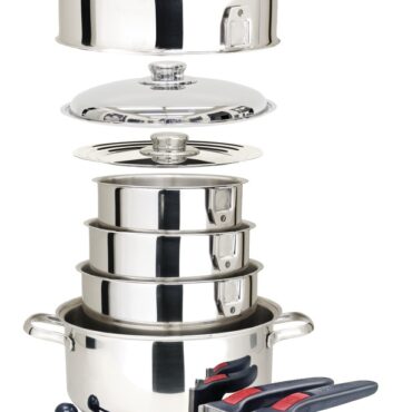 In acciaio inox AISI 316 lucidato a specchio. Utilizzabile anche con fuochi ad induzione. Provvisto di speciali manici a scatto removibili.