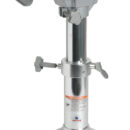 Base e colonna in alluminio lucidato a specchio e anodizzato + supporto sedile con slitta girevole in alluminio anodizzato.