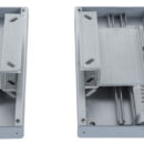 Coppia di slitte in alluminio anodizzato per fissaggio sedili doppi 48.410.40; solo una delle slitte è provvista di leva di sblocco per facilitare l'azionamento dello scorrevole.