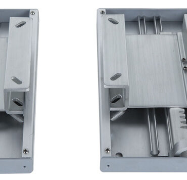 Coppia di slitte in alluminio anodizzato per fissaggio sedili doppi 48.410.40; solo una delle slitte è provvista di leva di sblocco per facilitare l'azionamento dello scorrevole.