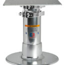 Fabbricata in alluminio lucidato a specchio ed anodizzato. Collari di fissaggio in acciaio inox che rendono la gamba molto stabile e robusta. Completa di molla a gas per la risalita. Non necessita di forare il pavimento per la discesa. Tri-telescopica.