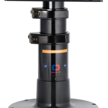 Fabbricata in alluminio anodizzato nero con collari di fissaggio in plastica nera per un effetto total black. Completa di molla a gas per la risalita; non necessita di forare il pavimento per la discesa. Tri-telescopica.