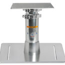 Fabbricata in alluminio lucidato a specchio e anodizzato. Collari di fissaggio in acciaio inox che rendono la gamba molto stabile e robusta. Completa di molla a gas per la risalita. Non necessita di forare il pavimento per la discesa. Tri-telescopica. Base in alluminio lucidato ed anodizato con fresature per eventuale fissaggio e scorrimento sul pavimento.