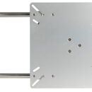 Da applicare sotto la piastra tavolo 48.720.01 e 48.720.03 (già predisposta). Slitte in alluminio anodizzato, supporti e cilindri telescopici in acciaio inox 316 lucidato a specchio.