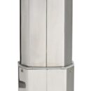 Fabbricato in acciaio inox AISI 316 lucidato a specchio con doppio telescopio azionato da molla a gas. Peso 8 kg. Non necessita di forare il pavimento per la discesa.