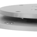 Fabbricata in alluminio anodizzato con componentistica per uso interno ed esterno.Da incassare nel pavimento. Disponibile sia in versione fissa sia con sistema di rotazione del tavolo a 90°.Per azionare le gambe è necessario un interruttore 6 poli per invertire la polarità.Per lotti minimi di 10 pezzi e possibile realizzare altezze.