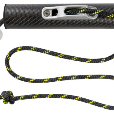 Il palo è realizzato in due sezioni con boccole in alluminio anticorodal per un veloce montaggio ed è completo di boccole per il serraggio e cima di fissaggio. Ruota di 90° all'interno della boccola e rimane bloccato.La regolazione del tendalino avviene tramite un clamcleat (strozzascotte) già montano sul palo, il quale permette di tenere in tensione il tendalino.Compatibile con le boccole da incasso 46.815.00/01, il kit boccole da parete 46.815.10 e il sistema di stivaggio a parete 34.358.38.Cima di fissaggio in Dyneema impiombata con anello, venduta separatamente. Può essere utilizzata per agganciarsi direttamente al tendalino tramite una pallina Ø 10 mm o moschettone.