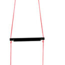 Alloggiamento costituito da un vano in termopolimero a tenuta stagna. Scaletta con montanti in treccia nylon e gradini in termopolimero ad alta resistenza. Si installa sopra la linea di galleggiamento. L'uso è semplicissimo: la persona in mare tira l'anello del tappo di chiusura e questa operazione fà uscire la scaletta dal suo alloggiamento. Venduto in confezione espositiva.