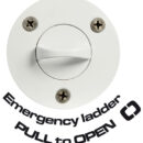 Alloggiamento costituito da un vano in termopolimero a tenuta stagna. Scaletta con montanti in treccia nylon e gradini in termopolimero ad alta resistenza. Si installa sopra la linea di galleggiamento. L'uso è semplicissimo: la persona in mare tira l'anello del tappo di chiusura e questa operazione fà uscire la scaletta dal suo alloggiamento. Venduto in confezione espositiva.