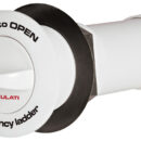 Alloggiamento costituito da un vano in termopolimero a tenuta stagna. Scaletta con montanti in treccia nylon e gradini in termopolimero ad alta resistenza. Si installa sopra la linea di galleggiamento. L'uso è semplicissimo: la persona in mare tira l'anello del tappo di chiusura e questa operazione fà uscire la scaletta dal suo alloggiamento. Venduto in confezione espositiva.