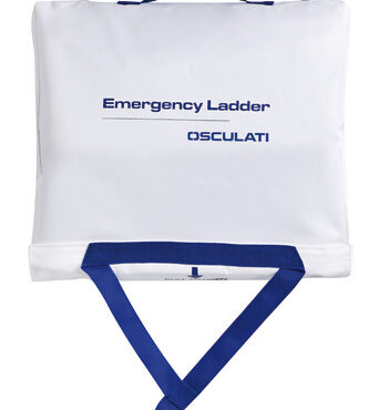 Si lascia attaccata al pulpito. In caso di uomo a mare, egli può tirare l’apposita cima collegata all’involucro protettivo, srotolando in mare la scala per risalire a bordo. Ideale per navigatori solitari.