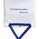 Si lascia attaccata al pulpito. In caso di uomo a mare, egli può tirare l’apposita cima collegata all’involucro protettivo, srotolando in mare la scala per risalire a bordo. Ideale per navigatori solitari.