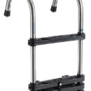 Realizzata in acciaio inox AISI 316 lucidata a specchio.Bracci pieghevoli all'interno, gradini in antisdrucciolo e distanziali in plastica.Piastrine optional per il fissaggio sul piano di calpestio.